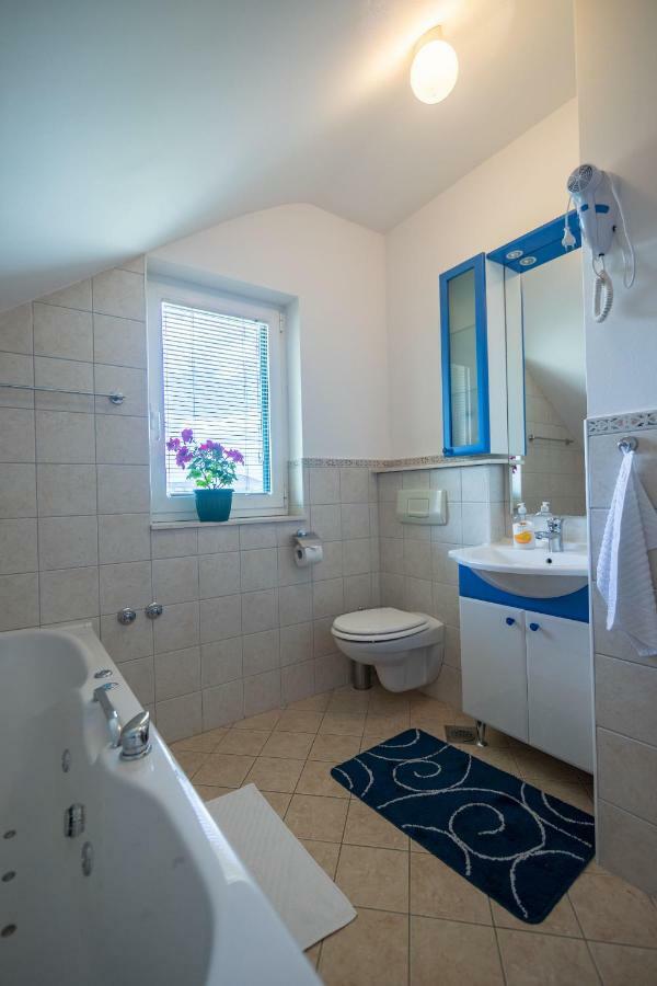 קורניצה Apartments And Room Robert מראה חיצוני תמונה